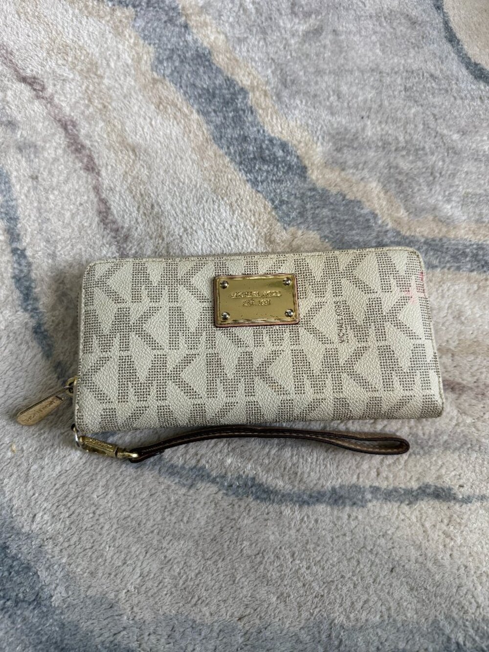 Michael Kors Signature Jet Set Vanilla Zip Around Wallet/Wristlet